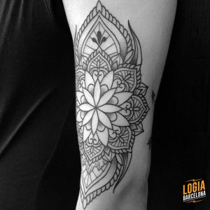 tatuaje-mandala-flores-ferran-torre-logia-barcelona 